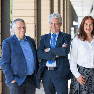 Die Preisträger des IQ Innovationspreises Mitteldeutschland 2019 (v.r.n.l.): Dr. Florian Kloß, Leiter der Transfergruppe Antiinfektiva am Leibniz-Institut für Naturstoff-Forschung und Infektionsbiologie Jena, Dr. Julia Dreisbach, Klinikum der Ludwig-Maximilians-Universität München, Dr. Uwe Müller, Geschäftsführer der HAPILA GmbH, Gera mit seinem Kollegen Dr. Steffen Wittmann, Leiter Qualitätssicherung und-kontrolle und Entwicklungsleiter bei HAPILA (Quelle: Tom Schulze)