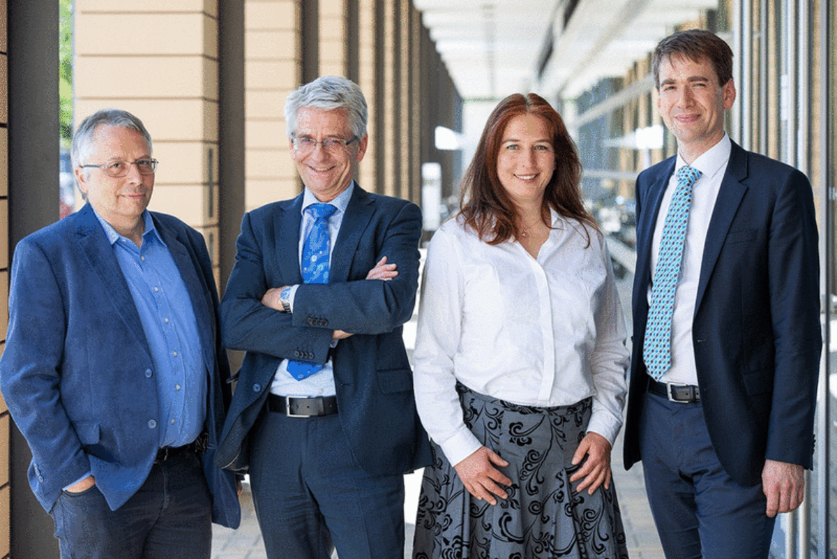 Die Preisträger des IQ Innovationspreises Mitteldeutschland 2019 (v.r.n.l.): Dr. Florian Kloß, Leiter der Transfergruppe Antiinfektiva am Leibniz-Institut für Naturstoff-Forschung und Infektionsbiologie Jena, Dr. Julia Dreisbach, Klinikum der Ludwig-Ma Die Preisträger des IQ Innovationspreises Mitteldeutschland 2019 (v.r.n.l.): Dr. Florian Kloß, Leiter der Transfergruppe Antiinfektiva am Leibniz-Institut für Naturstoff-Forschung und Infektionsbiologie Jena, Dr. Julia Dreisbach, Klinikum der Ludwig-Maximilians-Universität München, Dr. Uwe Müller, Geschäftsführer der HAPILA GmbH, Gera mit seinem Kollegen Dr. Steffen Wittmann, Leiter Qualitätssicherung und-kontrolle und Entwicklungsleiter bei HAPILA (Quelle: Tom Schulze)